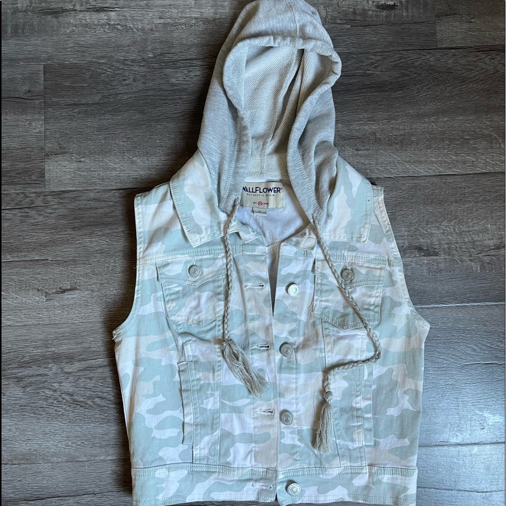 Light camo vest with hoodie by Wallflower
